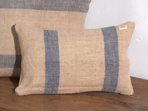 Antiguo cojín de lino con franjas azules #1
