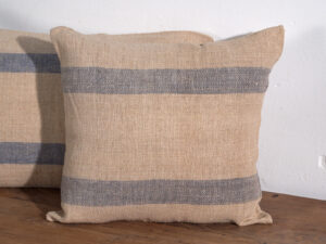 Antiguo cojín de lino con franjas azules #1