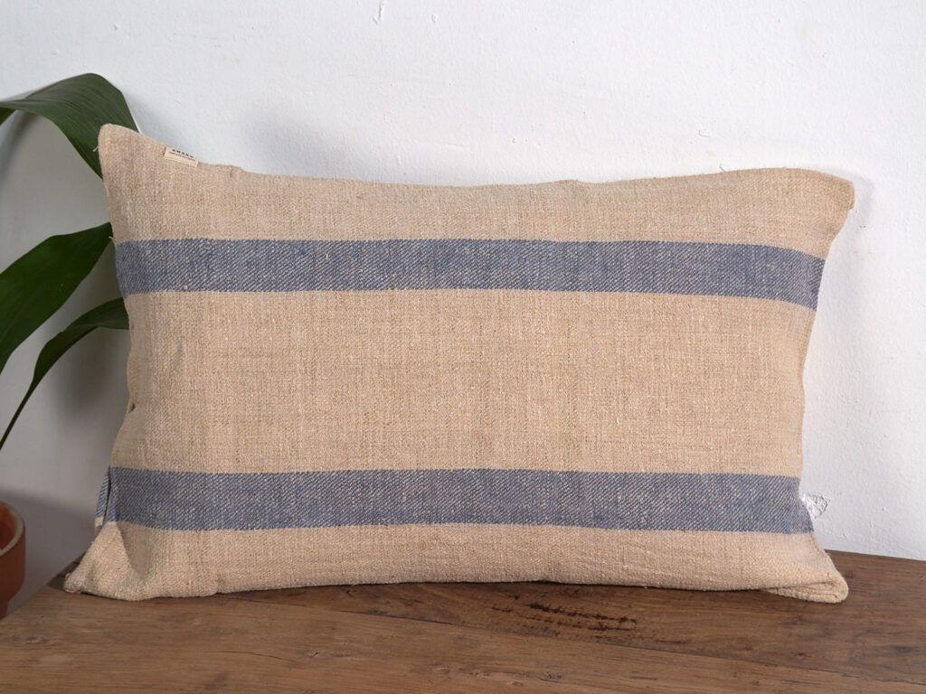 Antiguo cojín de lino con franjas azules #1