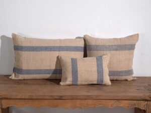Antiguo cojín de lino con franjas azules #1