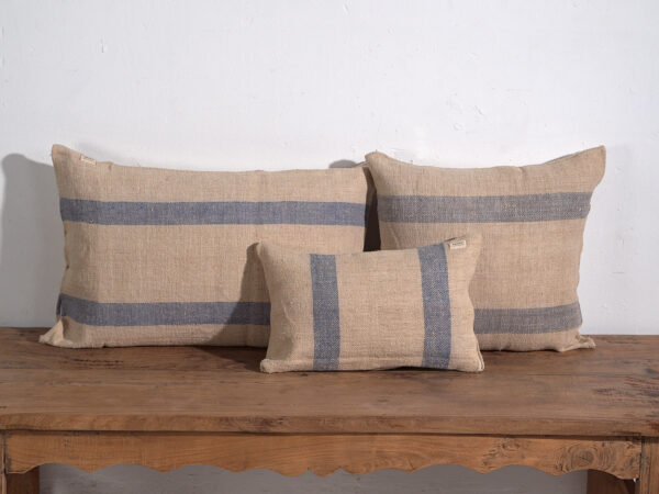 Antiguo cojín de lino con franjas azules #1