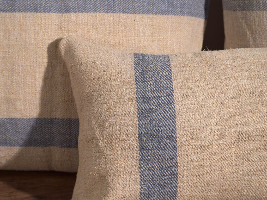 Antiguo cojín de lino con franjas azules #1