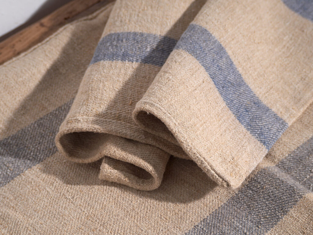 Antiguo cojín de lino con franjas azules #1