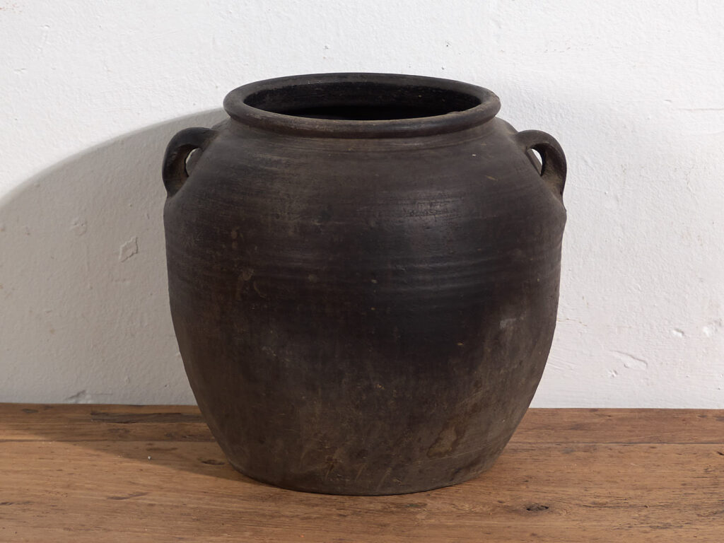 Pequeño jarrón antiguo con asas (c.1900) #1