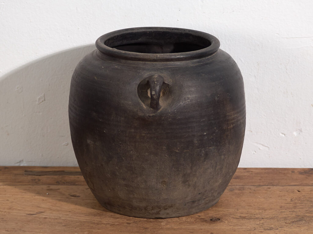 Pequeño jarrón antiguo con asas (c.1900) #1