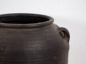 Pequeño jarrón antiguo con asas (c.1900) #1