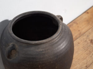 Pequeño jarrón antiguo con asas (c.1900) #1