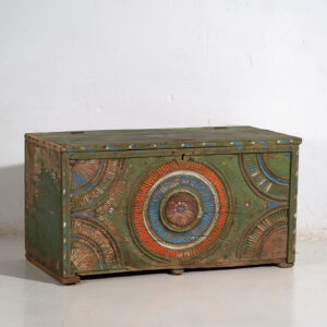 Baúl tallado antiguo de estilo arte popular (c.1900) #79