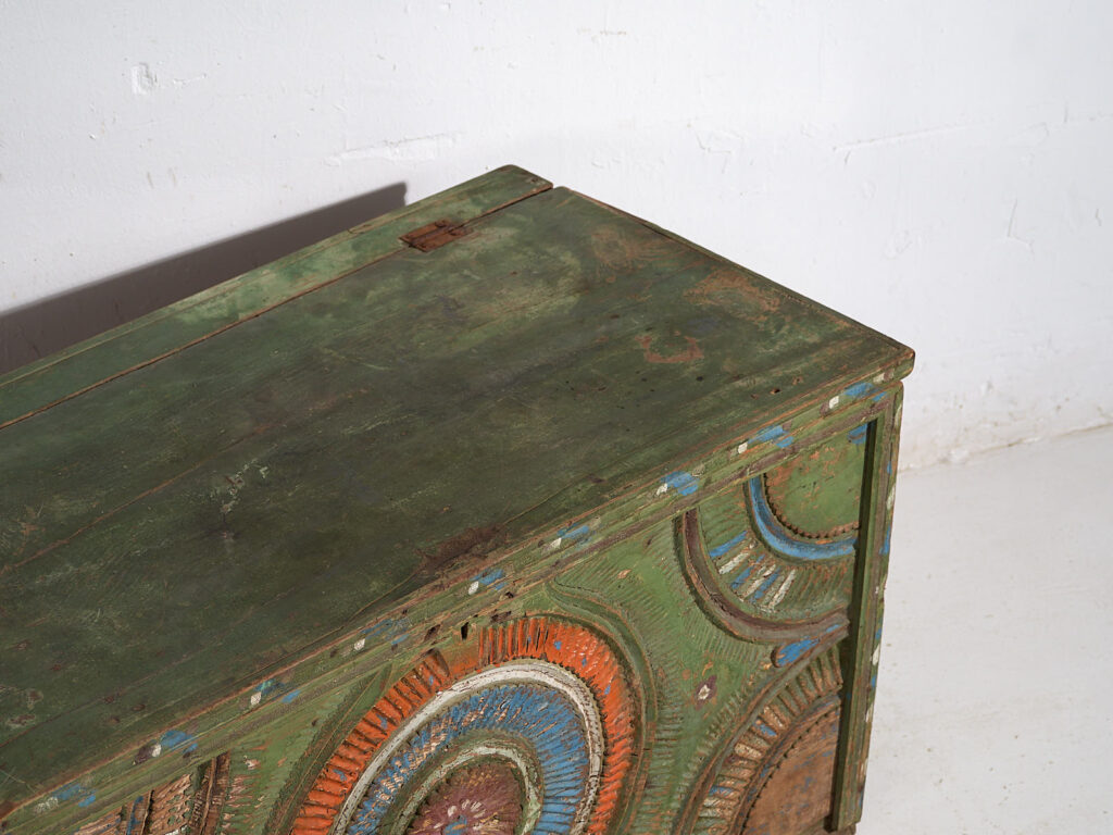 Baúl tallado antiguo de estilo arte popular (c.1900) #79
