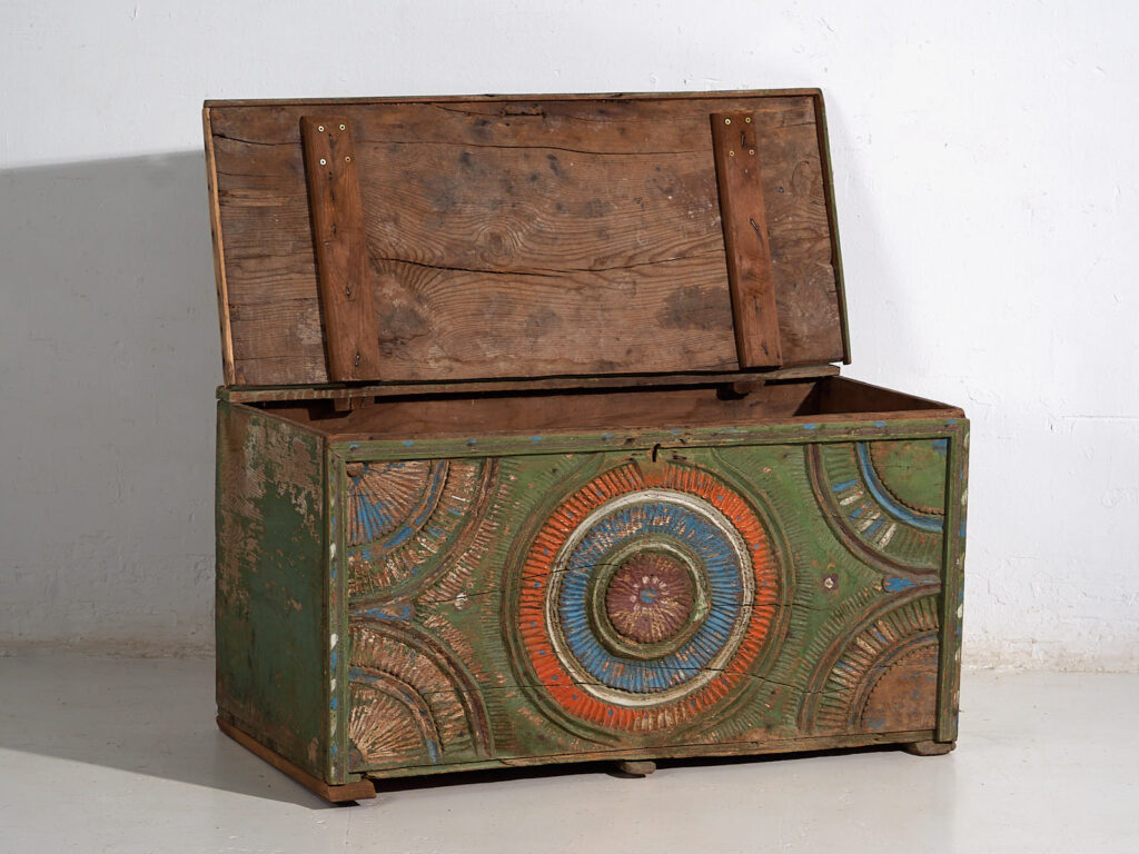 Baúl tallado antiguo de estilo arte popular (c.1900) #79