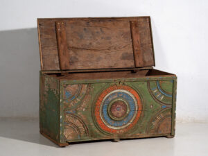 Baúl tallado antiguo de estilo arte popular (c.1900) #79