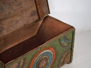 Baúl tallado antiguo de estilo arte popular (c.1900) #79