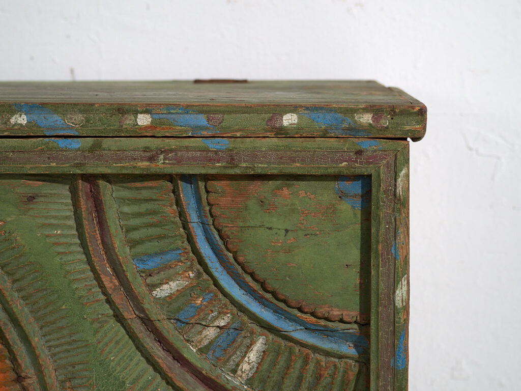 Baúl tallado antiguo de estilo arte popular (c.1900) #79