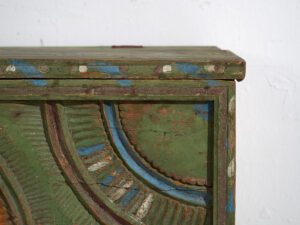 Baúl tallado antiguo de estilo arte popular (c.1900) #79