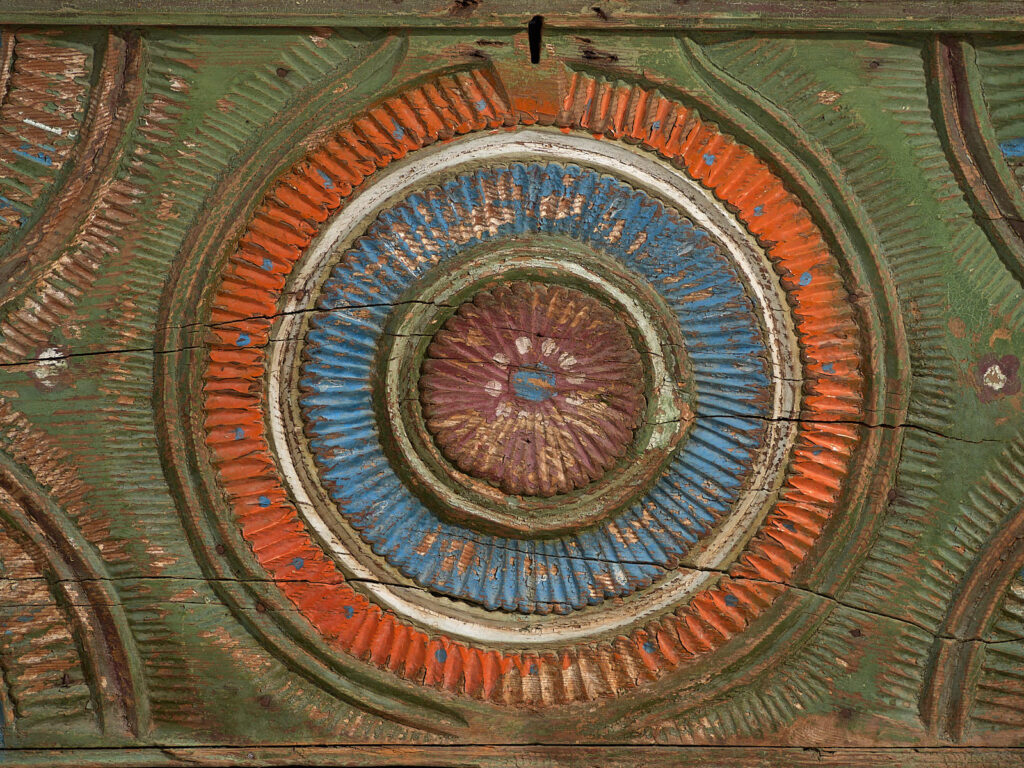 Baúl tallado antiguo de estilo arte popular (c.1900) #79