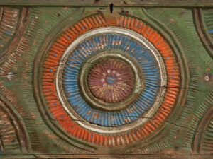 Baúl tallado antiguo de estilo arte popular (c.1900) #79