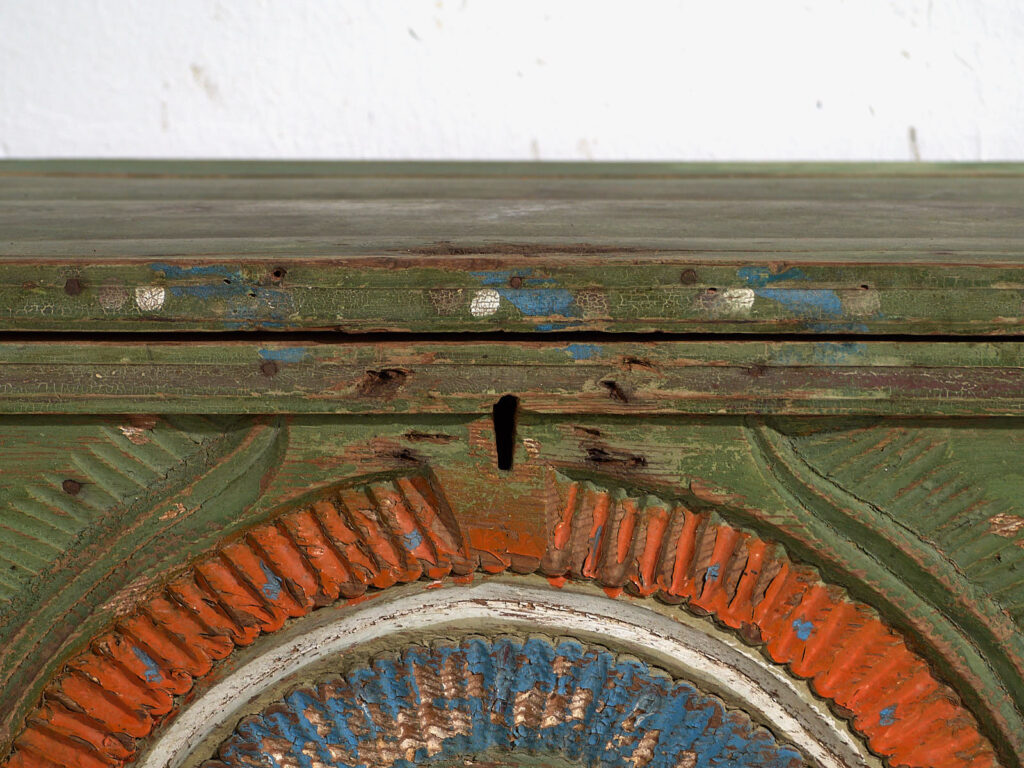 Baúl tallado antiguo de estilo arte popular (c.1900) #79