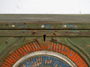 Baúl tallado antiguo de estilo arte popular (c.1900) #79