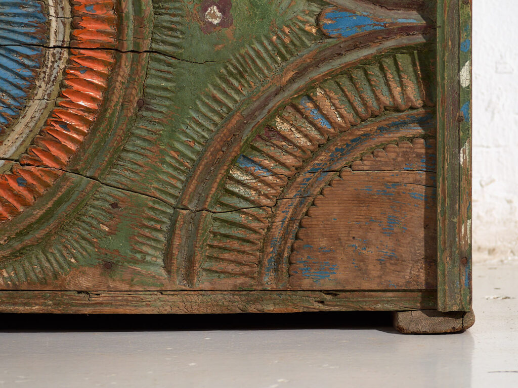 Baúl tallado antiguo de estilo arte popular (c.1900) #79