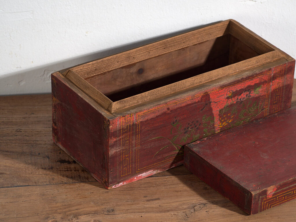 Cofre pequeño antiguo con motivos florales (c.1900) #19