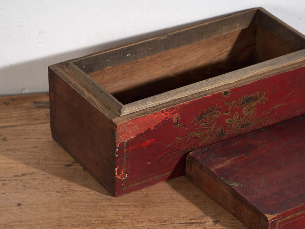 Pequeño cofre antiguo con detalles florales (c.1900) #30