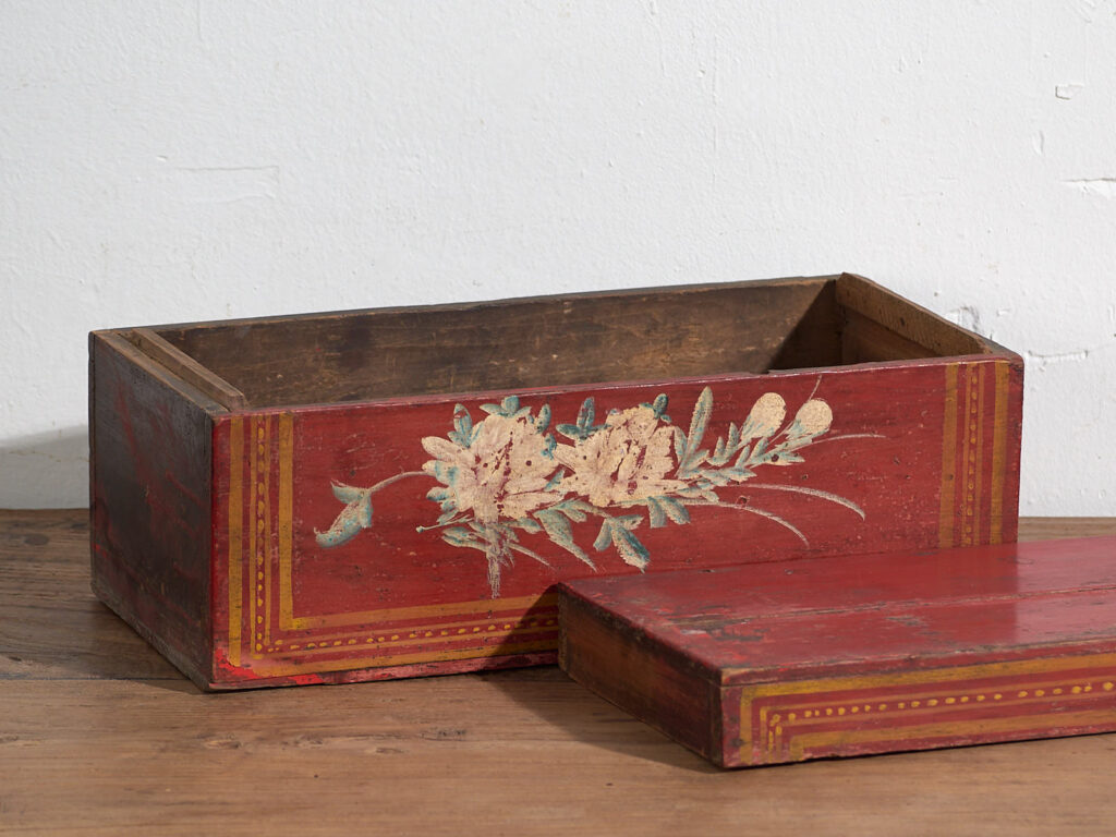 Pequeño cofre antiguo con motivos florales (c.1900) #39