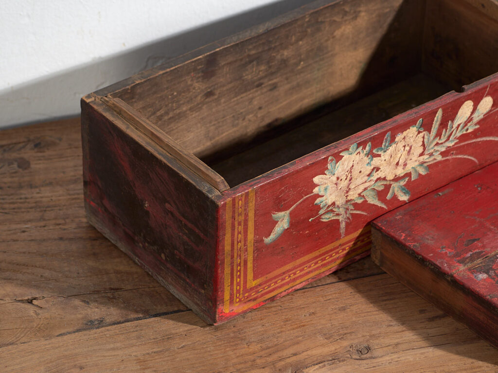 Pequeño cofre antiguo con motivos florales (c.1900) #39