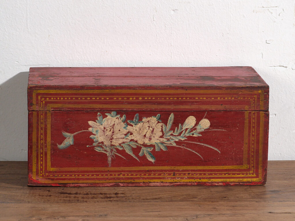 Pequeño cofre antiguo con motivos florales (c.1900) #39