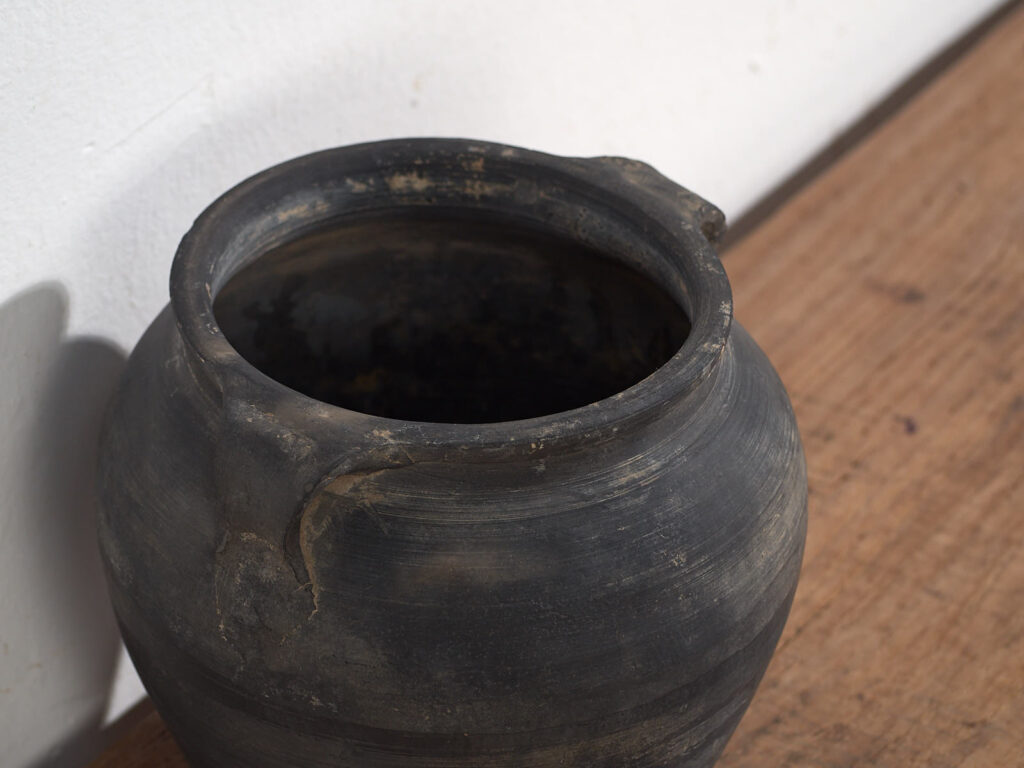 Antigua vasija de tonos oscuros (c.1900) #6