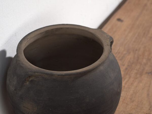 Vase ancien dans des tons sombres (c.1900) #13