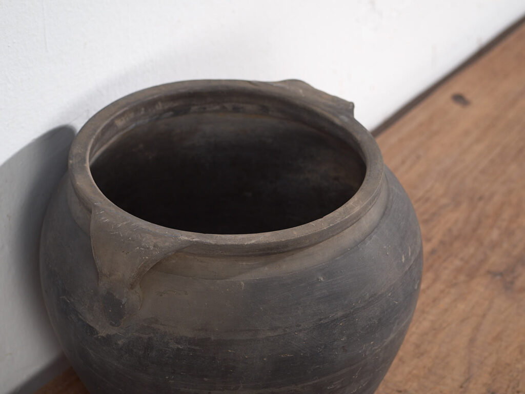 Pequeño jarrón antiguo con asas (c.1900) #16