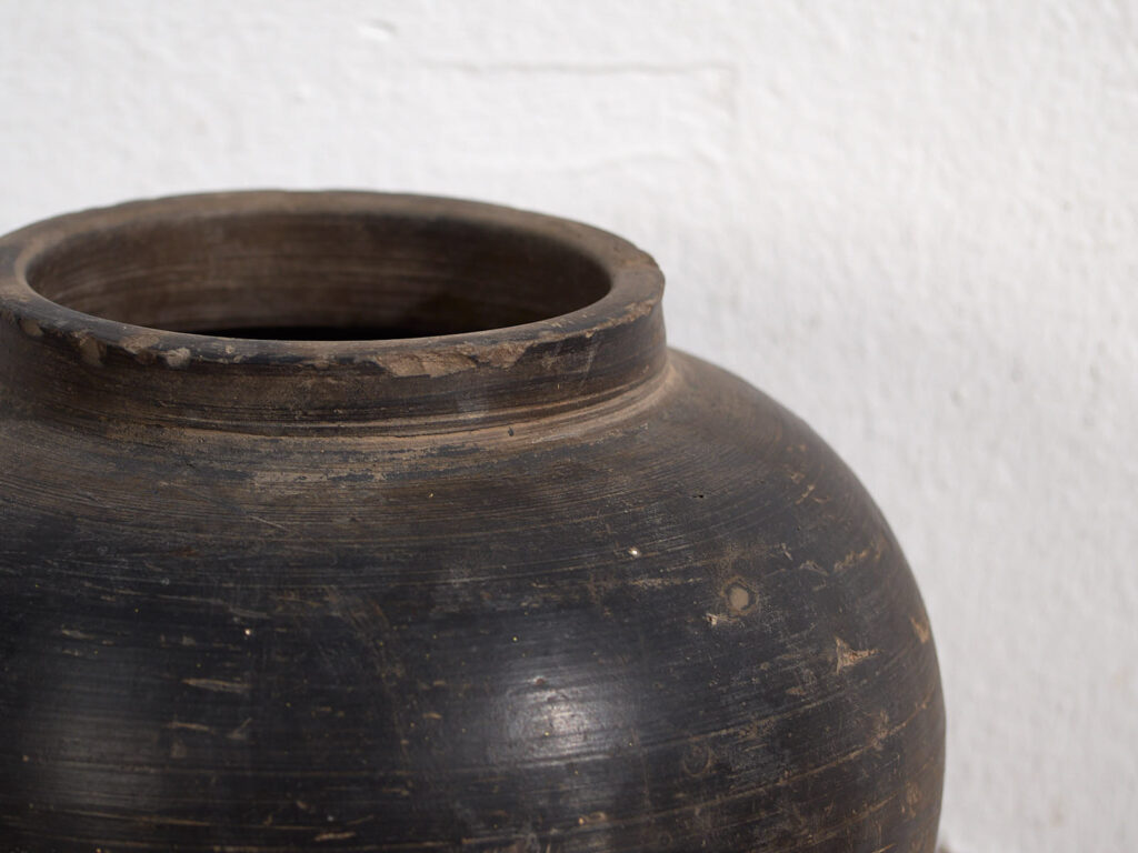Antigua vasija de tonos oscuros (c.1900) #11