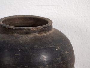 Antigua vasija de tonos oscuros (c.1900) #11