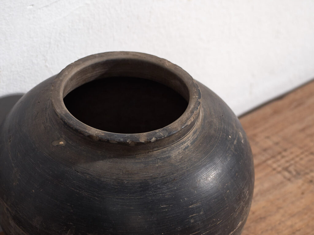 Antigua vasija de tonos oscuros (c.1900) #11