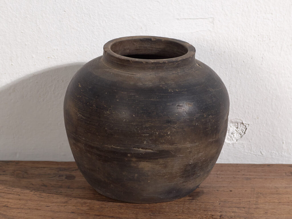 Antigua vasija de tonos oscuros (c.1900) #11