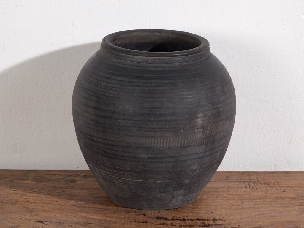 Jarrón antiguo de tonos oscuros (c.1900) #3