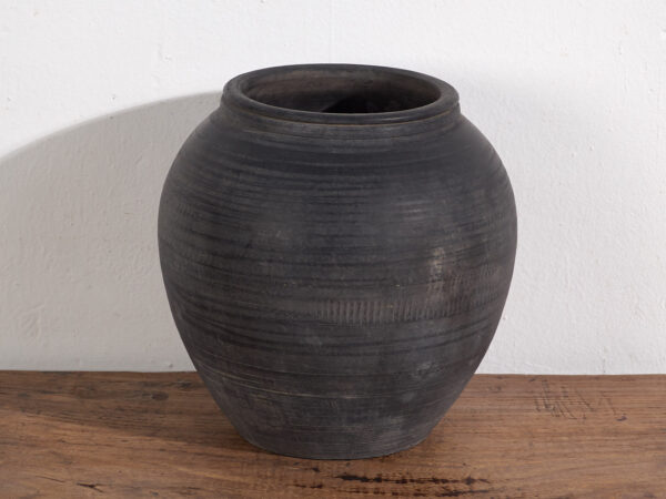 Vase ancien dans des tons sombres (c.1900) #3