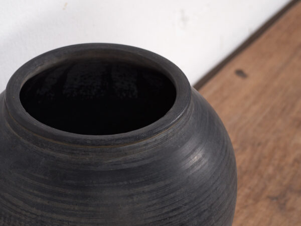 Vase ancien dans des tons sombres (c.1900) #3