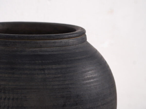 Vase ancien dans des tons sombres (c.1900) #3
