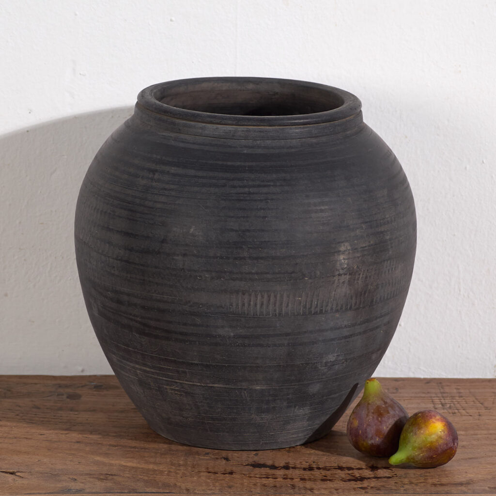 Jarrón antiguo de tonos oscuros (c.1900) #3