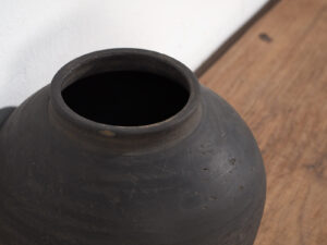 Vasija antigua de tonos oscuros (c.1900) #6