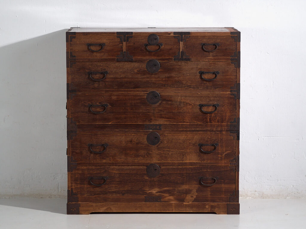 Tansu japonés Sendai Isho-dansu grande en cedro y hierro, periodo Meiji–Taishō (c. 1890–1925) #42