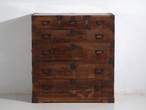 Tansu japonés Sendai Isho-dansu grande en cedro y hierro, periodo Meiji–Taishō (c. 1890–1925) #42