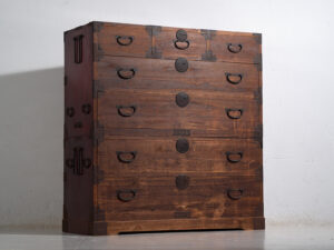 Tansu japonés Sendai Isho-dansu grande en cedro y hierro, periodo Meiji–Taishō (c. 1890–1925) #42