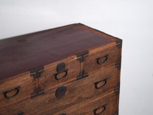 Tansu japonés Sendai Isho-dansu grande en cedro y hierro, periodo Meiji–Taishō (c. 1890–1925) #42