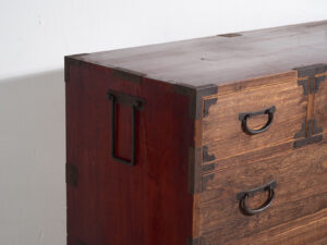 Tansu japonés Sendai Isho-dansu grande en cedro y hierro, periodo Meiji–Taishō (c. 1890–1925) #42