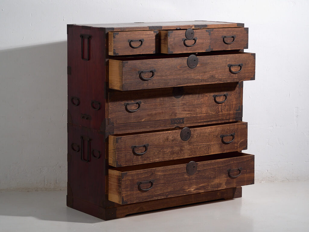 Tansu japonés Sendai Isho-dansu grande en cedro y hierro, periodo Meiji–Taishō (c. 1890–1925) #42