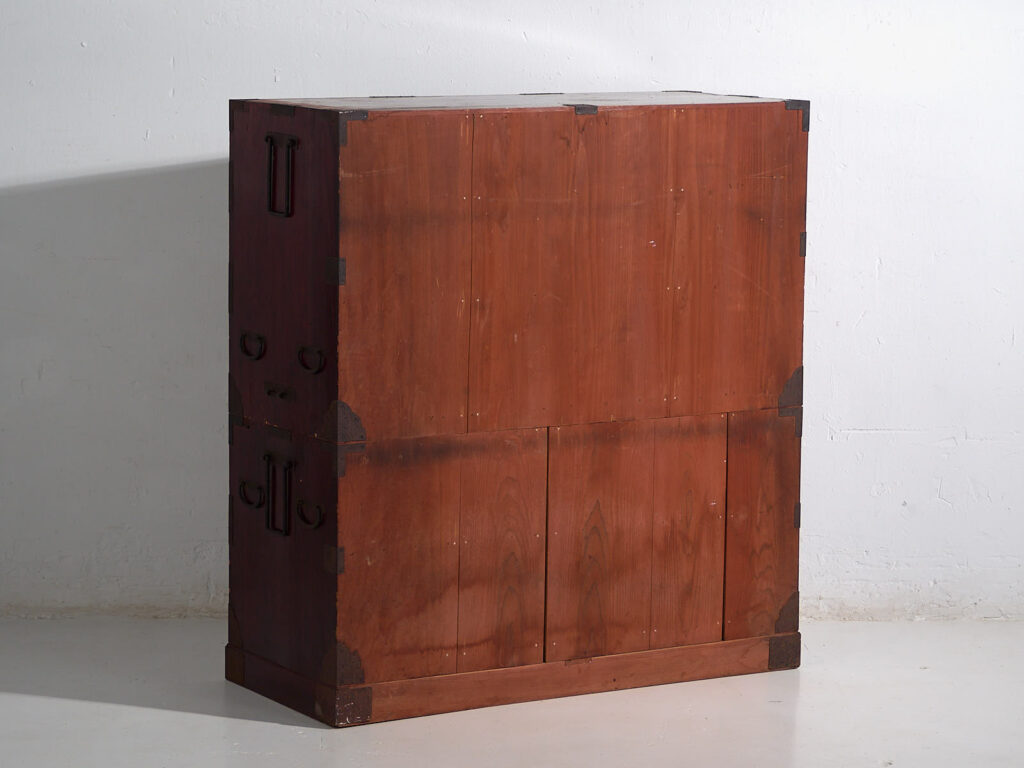 Tansu japonés Sendai Isho-dansu grande en cedro y hierro, periodo Meiji–Taishō (c. 1890–1925) #42
