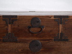 Tansu japonés Sendai Isho-dansu grande en cedro y hierro, periodo Meiji–Taishō (c. 1890–1925) #42