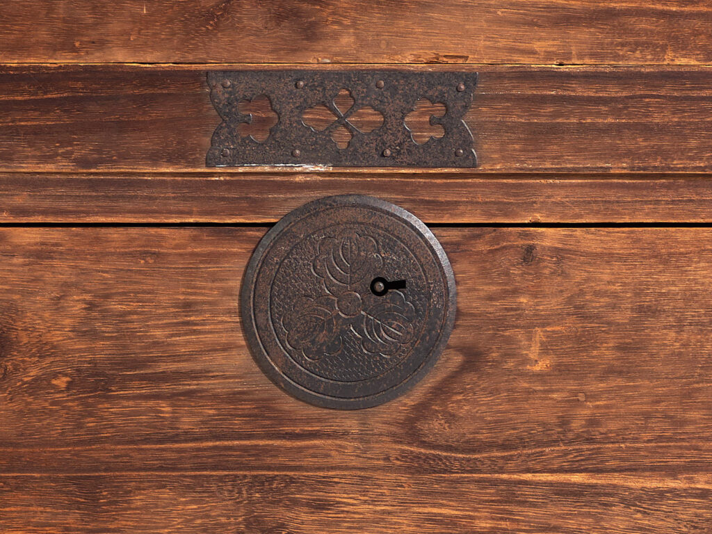 Tansu japonés Sendai Isho-dansu grande en cedro y hierro, periodo Meiji–Taishō (c. 1890–1925) #42